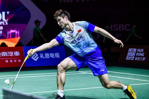 羽毛球單打步法總則和三分則，在保持重心前提下，使重心位移最少