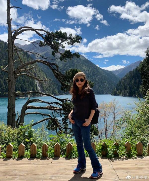 打卡九寨溝!55歲鄧萃雯曬遊客照,自言此行完成了多年心願 打卡九寨溝!55歲鄧萃雯曬遊客照,自言此行完成了多年心願