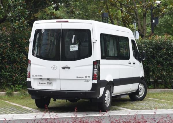 江淮一直致力於輕客，推出的星銳國六版，內飾很素但很實用