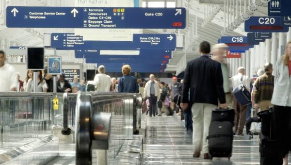 印度男子想回老家卻怕疫情，躲在美國機場又吃又睡三個月才被發現