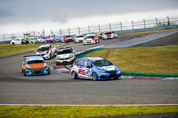 酣戰雨中上賽 CEC上海收官站廠商杯、國家杯第一階段精彩不斷 酣戰雨中上賽 CEC上海收官站廠商杯、國家杯第一階段精彩不斷