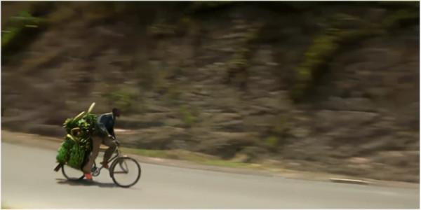 非洲腳踏車騎手：載500斤香蕉騎行100公里，時速70公里不踩剎車