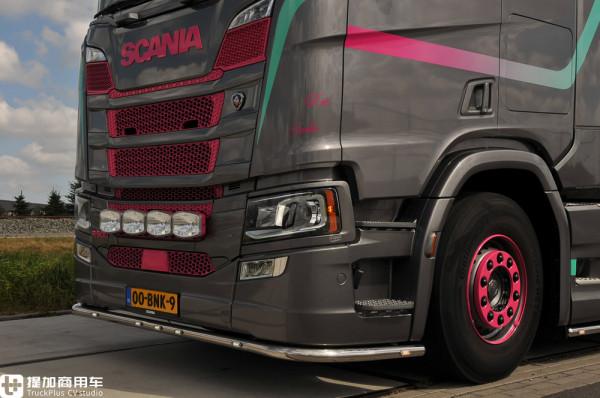 一則關於歐洲女性卡車司機的故事,Desiree Bron和她的卡車大家庭 一則關於歐洲女性卡車司機的故事,Desiree Bron和她的卡車大家庭