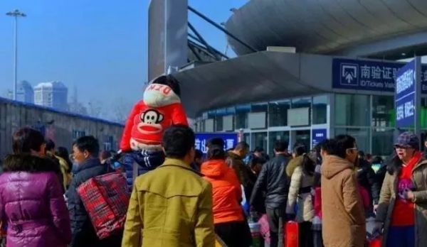 臨近年底,農民工該返鄉了,可是卻出現“逆春運”的現象,啥原因 臨近年底,農民工該返鄉了,可是卻出現“逆春運”的現象,啥原因