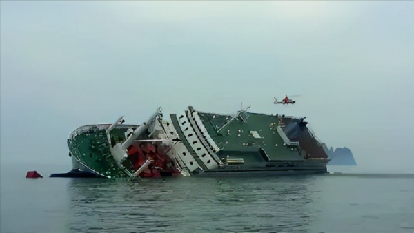 韓國“世越號”沉沒謎案：48小時內無人救援，296名學生屍沉大海