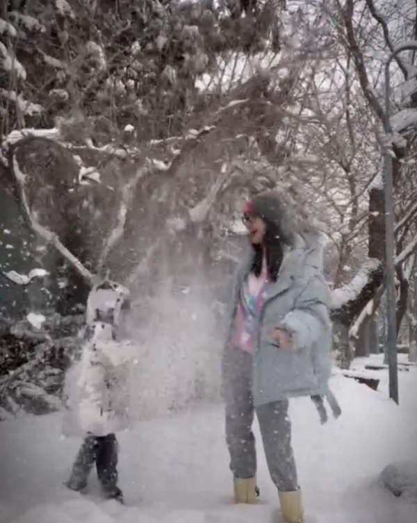 撒貝南前女友近照，42歲的她雪中與兒子嬉戲，一身棉服少女感滿滿