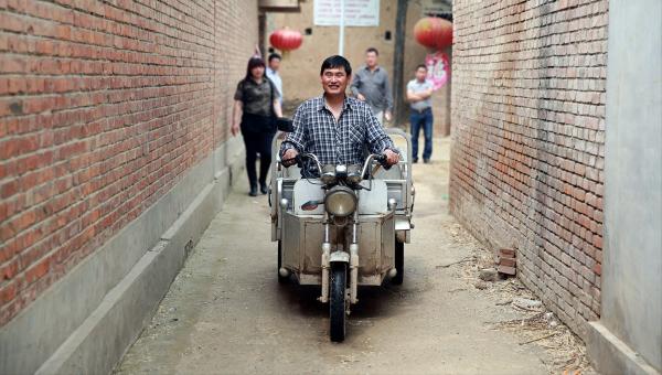 大衣哥的流量被拉麵哥搶了嗎?口碑分化,農村網紅有沒有幕後團隊 大衣哥的流量被拉麵哥搶了嗎?口碑分化,農村網紅有沒有幕後團隊