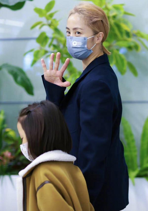 &OpenCurlyDoubleQuote;孫莉&rdquo;帶小女兒走機場，一頭金髮搭配黑色西裝，辣媽氣場全開