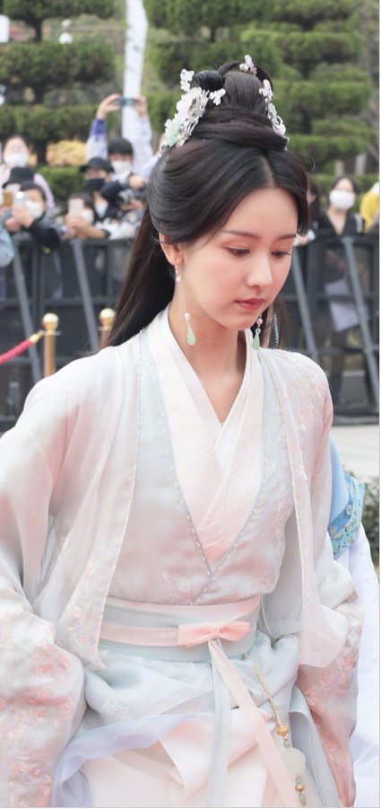 陳都靈《長月無燼》造型曝光,太白月光了!她的古裝從沒讓人失望 陳都靈《長月無燼》造型曝光,太白月光了!她的古裝從沒讓人失望