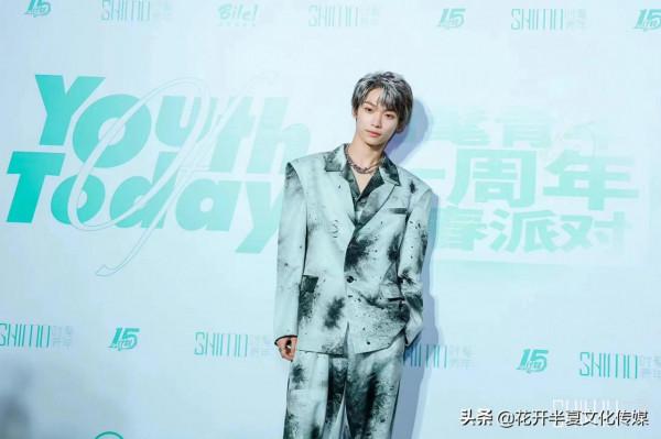 花開半夏傳媒|梓渝潑墨印花西裝驚豔亮相 榮獲年度最具潛力男歌手 花開半夏傳媒|梓渝潑墨印花西裝驚豔亮相 榮獲年度最具潛力男歌手