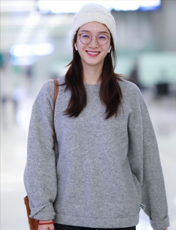 江疏影謊報年齡了吧！敢素顏走機場，這牛奶肌比十八歲少女還嫩