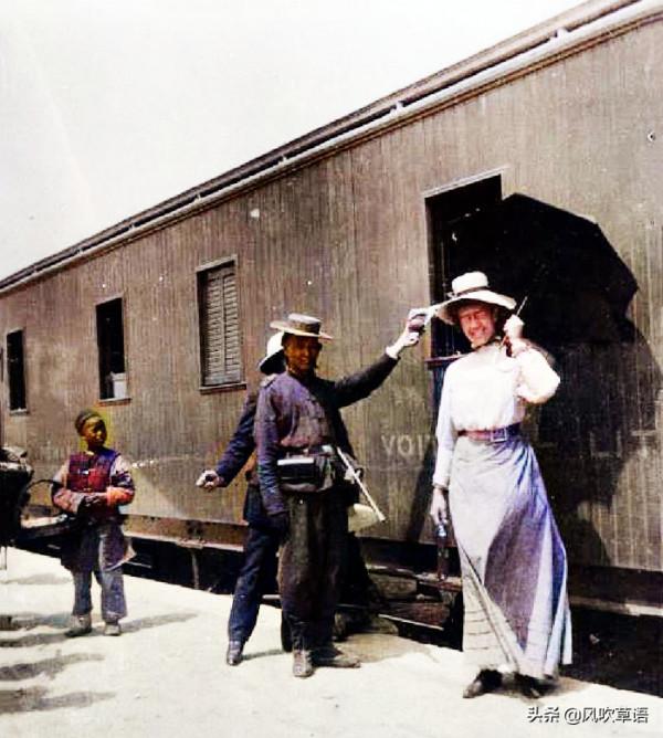 清末時期的武漢漢口，巨人高達兩米二八，街頭挑茶工絡繹不絕