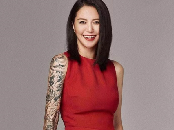 春晚奇葩出圈合集：馬凡舒的敬酒服，張小斐的妝發，譚維維的遮瑕