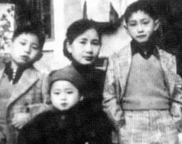 葉挺之妻李秀文，因顏值超高被稱校花，18歲時嫁葉挺二人共育9子