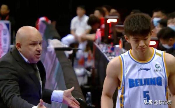 出場5.7秒就被換下，新星挫敗中成長，雅尼斯為練新人鋌而走險