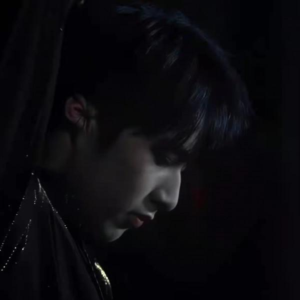 劉耀文為了消除臉上水腫，用橡皮筋將耳朵捆到充血，看得讓人心酸