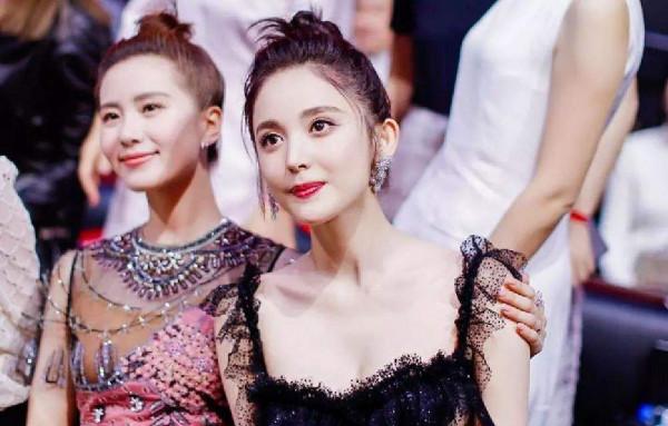 當80後美人遇到90後美人，真是一代不如一代，顏值差距一目瞭然