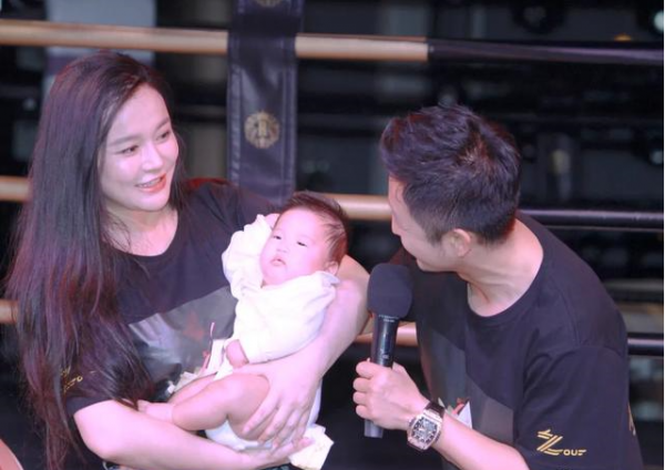 冉瑩穎一年被分手23次，為愛從央視辭職，甘心做鄒市明背後的女人