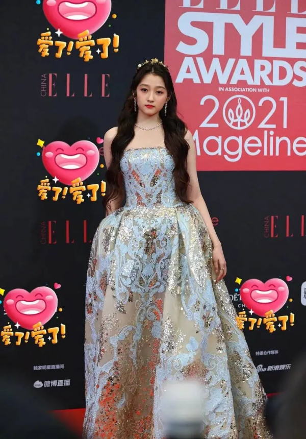 85花同場比拼來了！楊冪連換三套迎戰，劉詩詩咖位不穩，唐嫣翻車