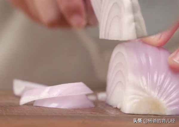 分享一款孩子愛吃的椰奶咖哩蝦，風味濃郁，營養美味的育兒菜餚