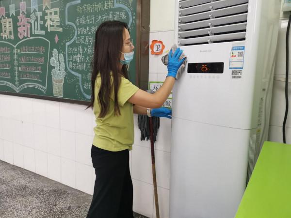 全體教師齊動手 打掃衛生迎開學 全體教師齊動手 打掃衛生迎開學
