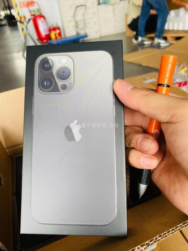 無塑封,改紙拉條!iPhone 13實機包裝盒曝光 無塑封,改紙拉條!iPhone 13實機包裝盒曝光