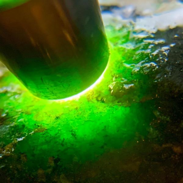 莫灣基料子完整規矩,油性十足,壓燈種老吸光冰感十足 莫灣基料子完整規矩,油性十足,壓燈種老吸光冰感十足