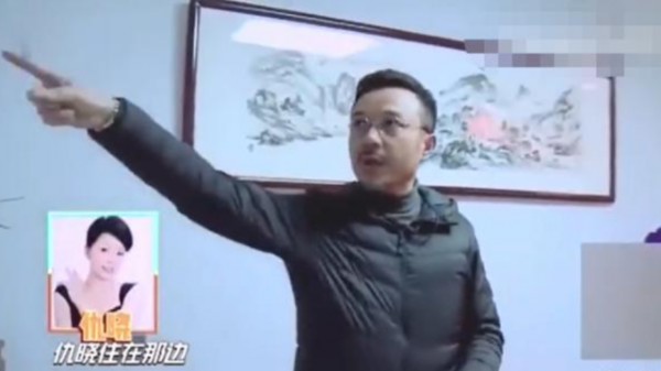 52歲仇曉在小店吃粉，面板白皙裝扮像大媽，嫁豪門後生活樸實低調