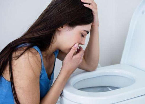 嘴裡發苦一定跟肝膽有關嗎？還有可能是這3個原因，別搞錯了