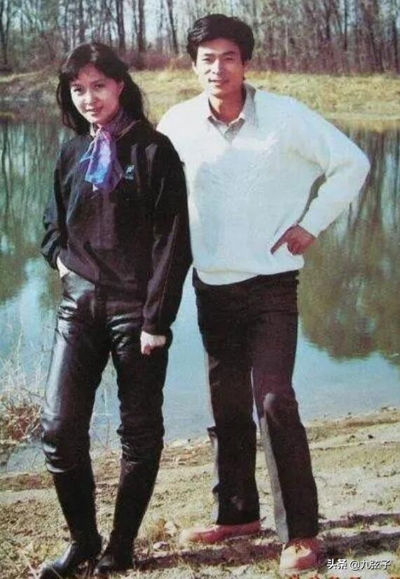 為小10歲屠洪剛和前夫離婚，晚年孤獨的方舒，她有沒有後悔過？