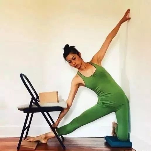 練瑜伽：一個瘦側腰、改善假胯寬的動作，建議你定期練習