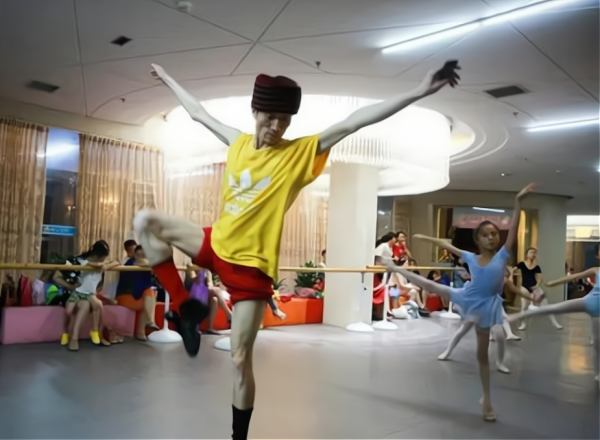 46歲“男版楊麗萍”被稱巨嬰，生活全靠父母，年入百萬卻無人敢嫁