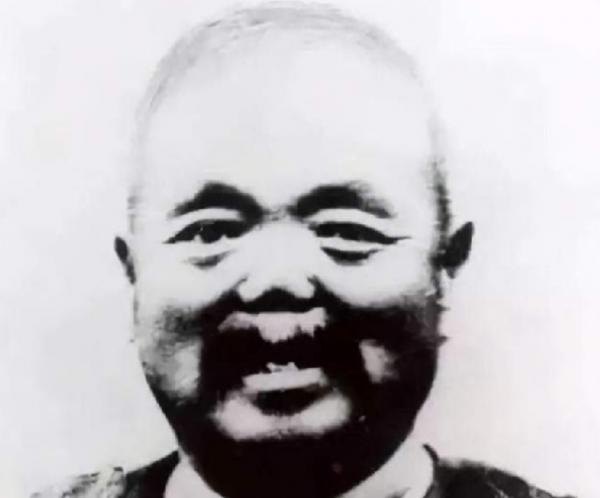 霍元甲向慈禧保鏢挑戰,踢完2腳後,便抱拳拱手認輸 霍元甲向慈禧保鏢挑戰,踢完2腳後,便抱拳拱手認輸