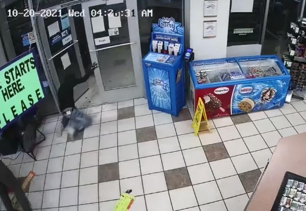 惹錯人!搶匪作案遇“美軍陸戰隊員”,1秒奪槍壓制畫面曝光,同夥屁滾尿流全嚇跑 惹錯人!搶匪作案遇“美軍陸戰隊員”,1秒奪槍壓制畫面曝光,同夥屁滾尿流全嚇跑