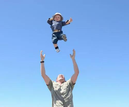 哄娃舉高高 娃卻可能成植物人 哄娃舉高高 娃卻可能成植物人