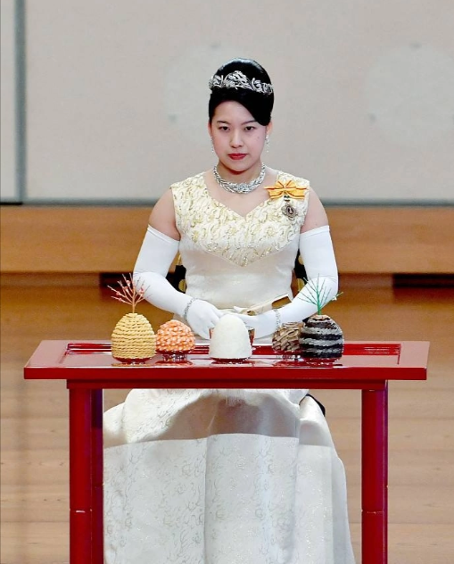 7年前佳子公主首次參加新年祝賀儀式，成全場顏值擔當，靈動嬌俏