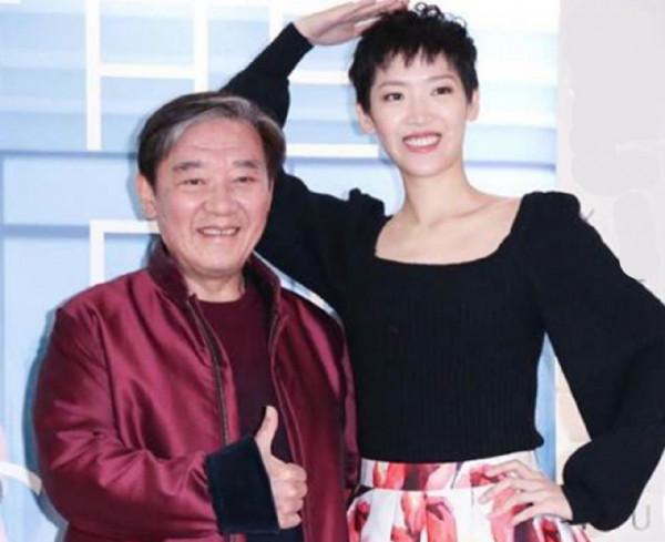 老戲骨李立群與家人慶中秋,31歲女兒留短髮神似林憶蓮,正與黑人男友熱戀 老戲骨李立群與家人慶中秋,31歲女兒留短髮神似林憶蓮,正與黑人男友熱戀