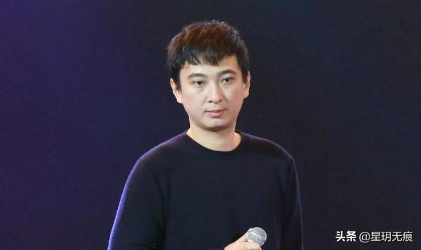 王思聰和女生一起吃拉麵被偶遇 穿白色衛衣戴鴨舌帽休閒低調