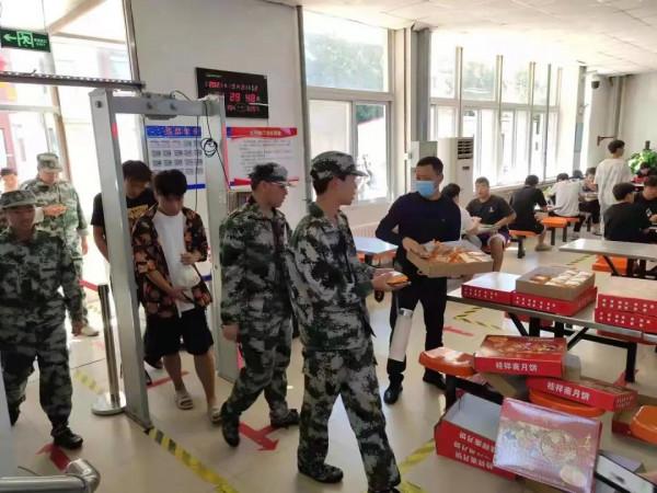 鐵院中秋情更濃 朗月清輝映九州