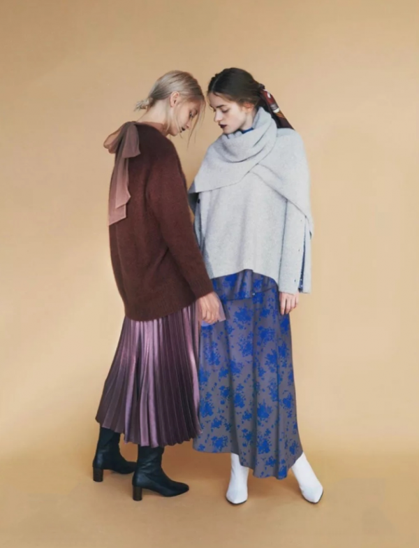 董璇女兒小酒窩繼承她的好氣質，對著鏡頭凹造型，比媽媽還有範兒