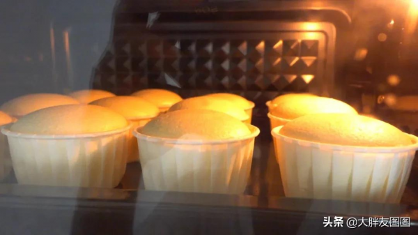 揭秘！紙杯蛋糕不開裂不塌陷的方法，軟撲撲，超級鬆軟