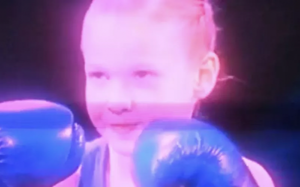 一拳能打斷樹甚至打凹鐵門，這個13歲女孩太可怕