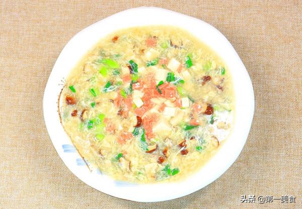 天冷了，來碗香菇豆腐湯，湯汁鮮美，驅寒暖胃，大人小孩都可以喝