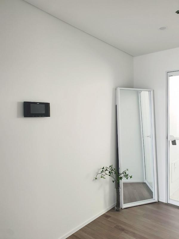 這對夫妻拒絕豪華裝修,使用大面積留白,效果清爽怡人,真高階 這對夫妻拒絕豪華裝修,使用大面積留白,效果清爽怡人,真高階