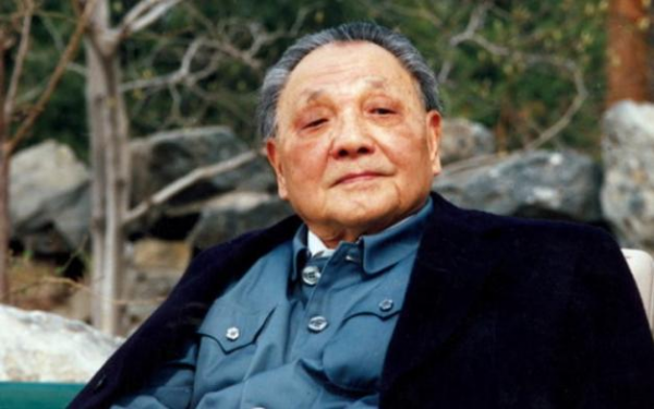 1981年華國鋒辭職，鄧小平升任軍委主席，主持華北大演習震驚中外