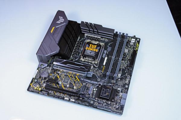 華碩 B660 重炮手 WiFi 登場，這算是半開放式主機嗎？