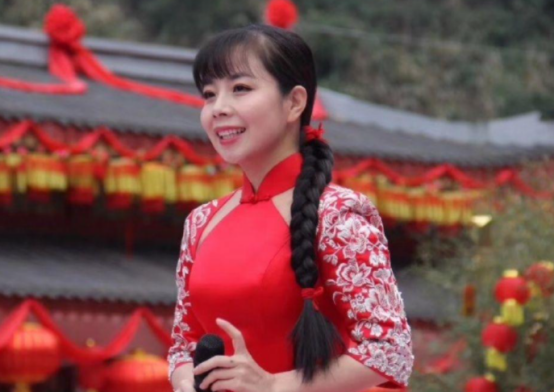 王二妮：23歲成名，放棄百萬年薪下嫁農村，婆婆的態度讓她不後悔