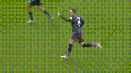 泰山壓頂！97分鐘絕平後 200斤巨獸跳隊友身上慶祝