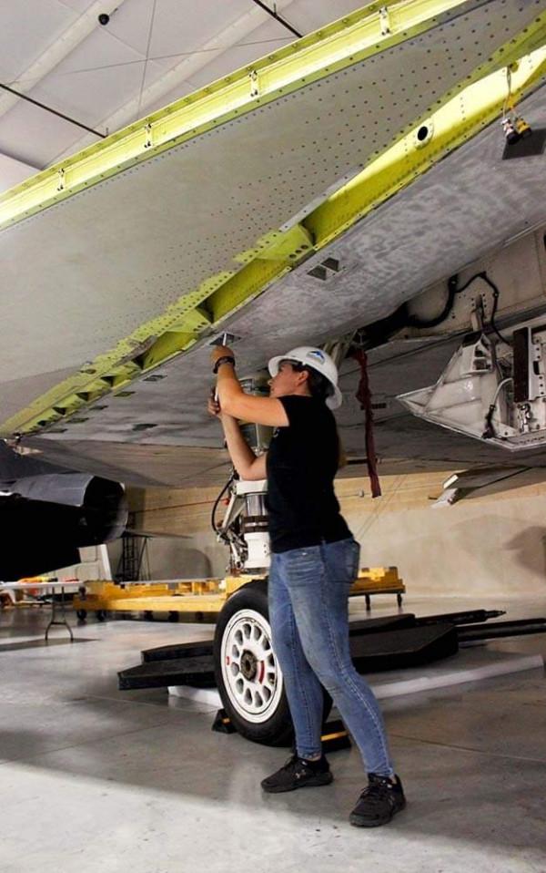 機翼用了咱傳統的卯榫工藝？細看F117，刮掉隱身塗料之後真相大白