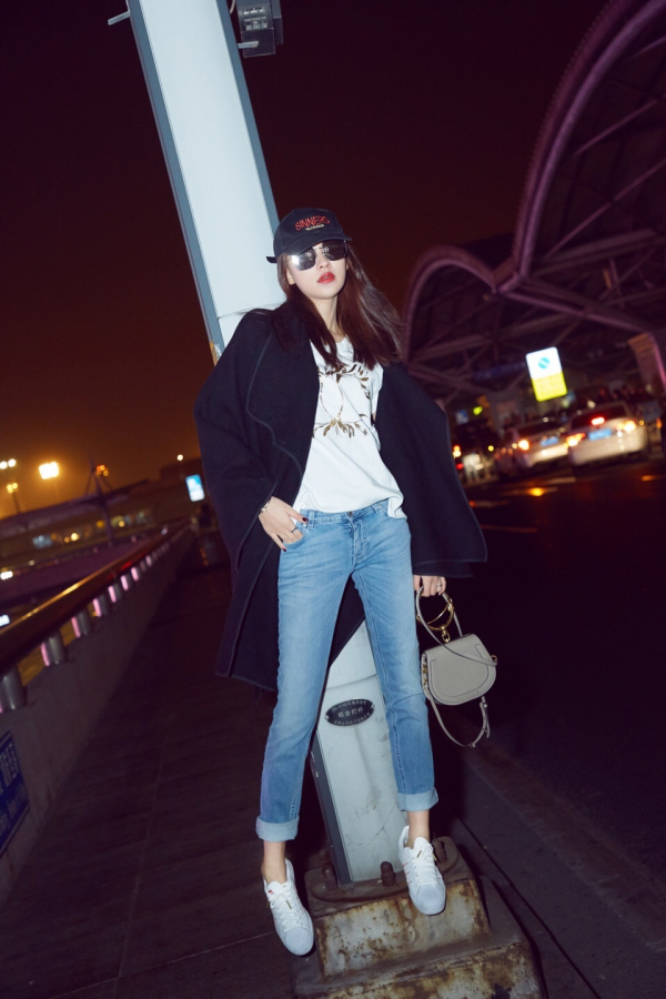 孫怡還真是“小仙女”,穿白色襯衫裙配出鏡,配休閒鞋美成校花了 孫怡還真是“小仙女”,穿白色襯衫裙配出鏡,配休閒鞋美成校花了